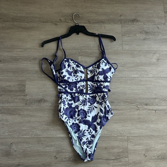 NWT Cupshe One Piece Swimsuit Floral - Dark Blue and White Size Large - Picture 1 of 5